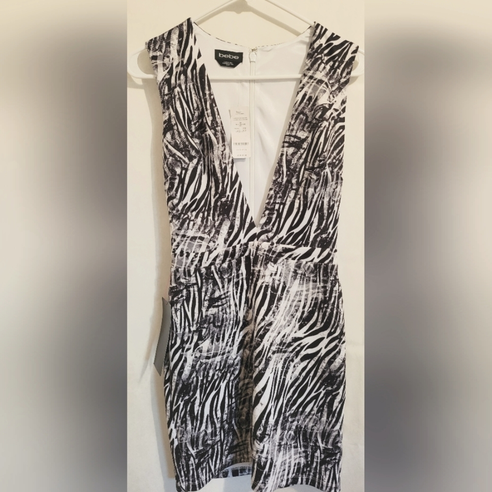 bebe Black and White short with deep V neck Sexy Dress XS/TP NWT NEW